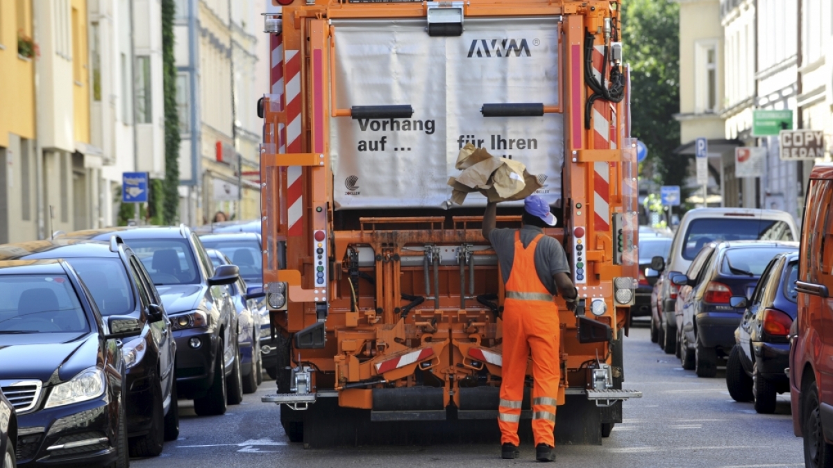 Ein 47 Jahre alter M&uuml;llmann aus der englischen Grafschaft Devon ist bei einem bizarren Arbeitsunfall ums Leben gekommen (Symbolfoto). (Foto)