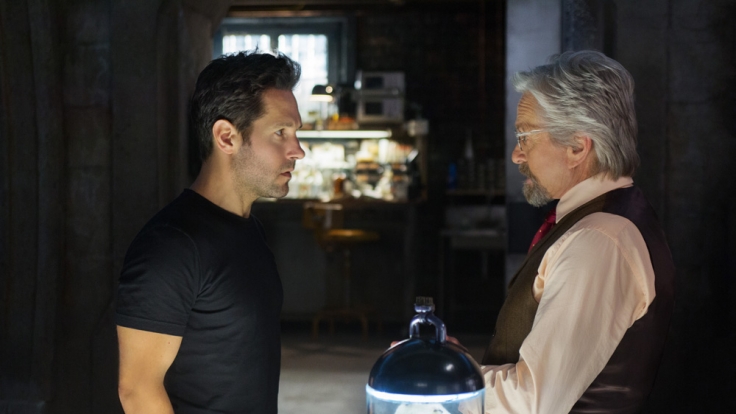 Hank Pym sieht in Scott Lang (links, Paul Rudd) den einzigen Menschen, der