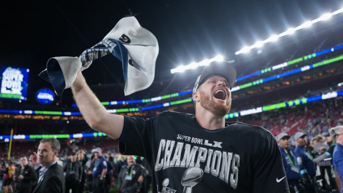 Sam Darnold von den Seattle Seahawks h&auml;lt die Lombardi-Troph&auml;e in der Hand, am 09.02.2026. (Symbolbild) (Foto)