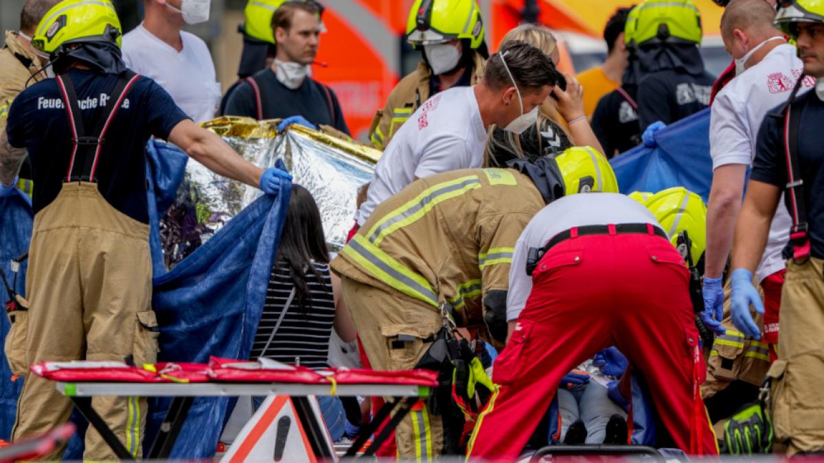 Schock in der Berliner Innenstadt: Ein Auto f&auml;hrt am Mittwoch in eine Personengruppe. (Foto)
