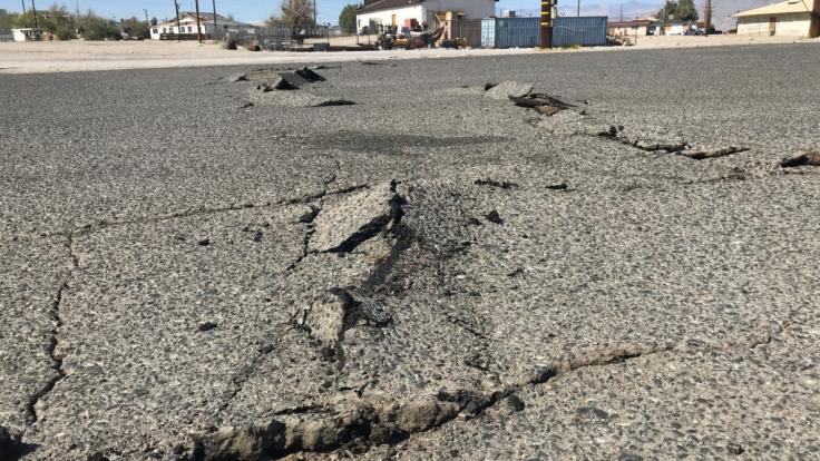 Eine Straße in Trona im US-Bundesstaat Kalifornien wurde durch ein schweres Erdbeben der Stärke 6,4 beschädigt.