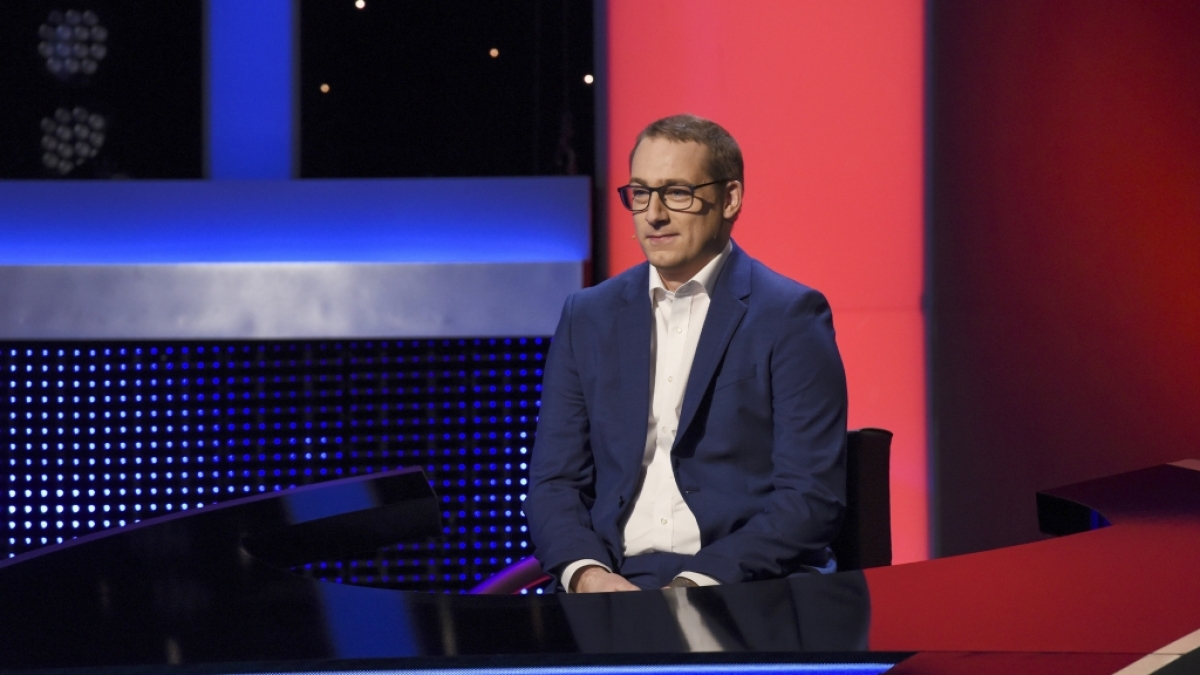 Der sch&uuml;chterne Blick t&auml;uscht: In Dr. Manuel Hobiger, dem neuen J&auml;ger bei "Gefragt - Gejagt", schlummert ein brodelnder "Quiz-Vulkan". (Foto)