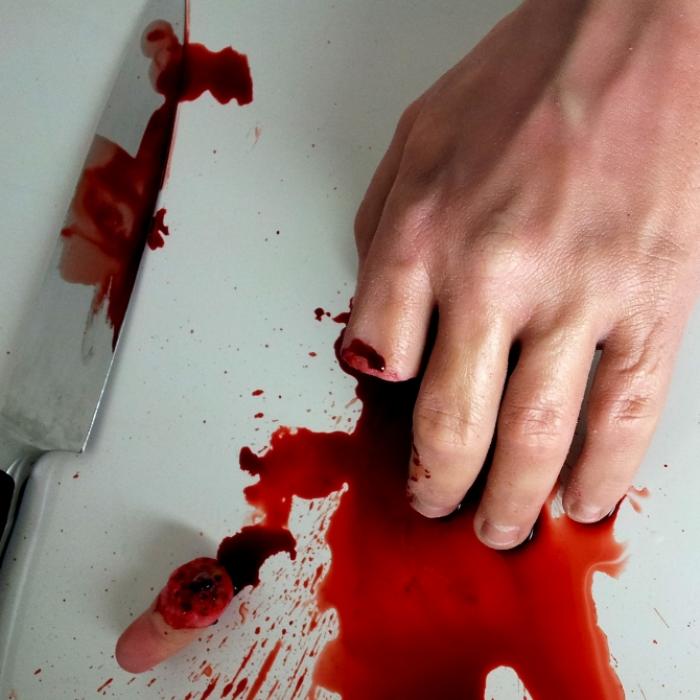 Neonazi mit Machete verstümmelt, Matador aufgespießt, Mann tot nach Blitzschlag