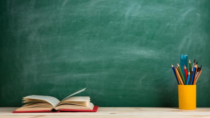 An einer Schule in Wales wurde ein Hilfslehrer mit einem Stuhl attackiert. Jetzt ist er tot.
