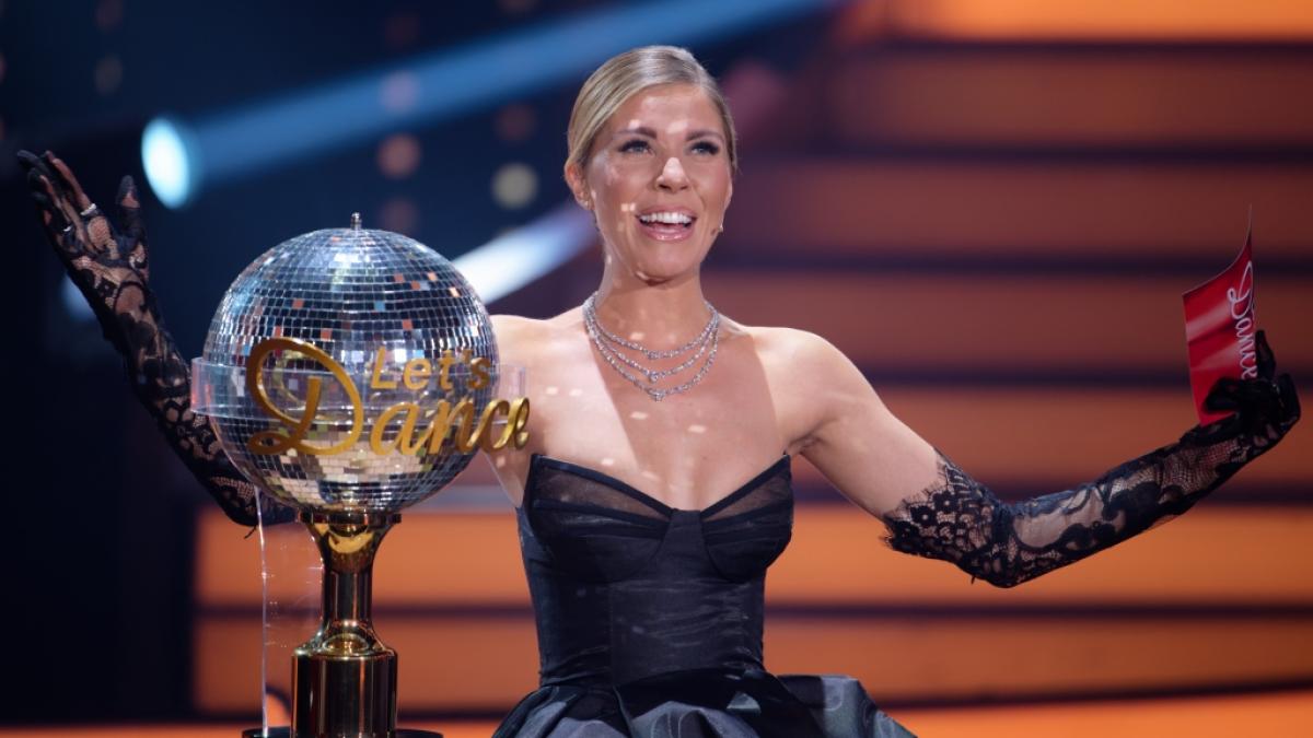 Moderatorin Victoria Swarovski freut sich schon sichtlich auf die 17. Staffel von "Let's Dance", die am 23. Februar 2024 mit der Kennenlern-Show beginnt. (Foto)