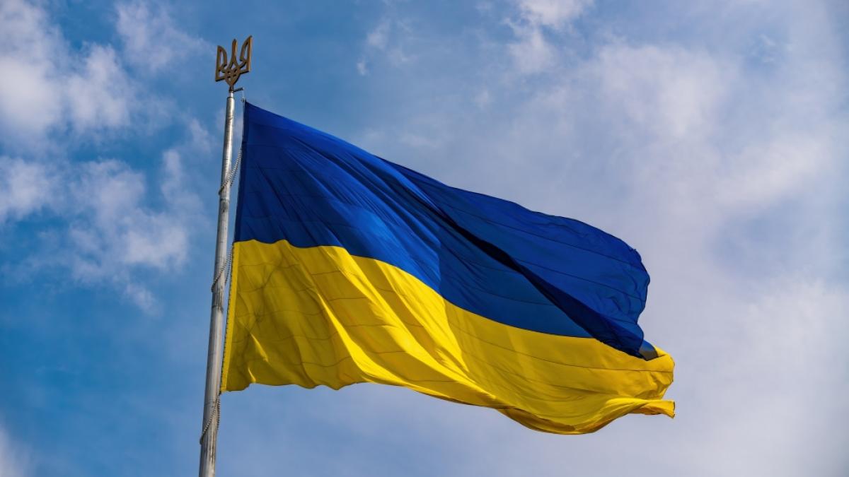 Eine ukrainische Flagge weht im Wind. Im russischen TV wurde der Nation die Existenz abgesprochen. (Foto)