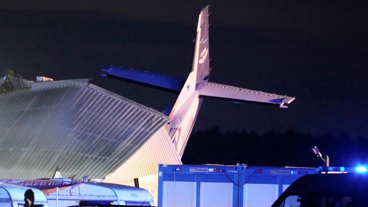 Eine Cessna krachte bei schlechten Wetterverh&auml;ltnissen in einen Hangar. Bei dem Absturz auf dem Sportflughafen Chrcynno (Polen) starben f&uuml;nf Menschen. (Foto)