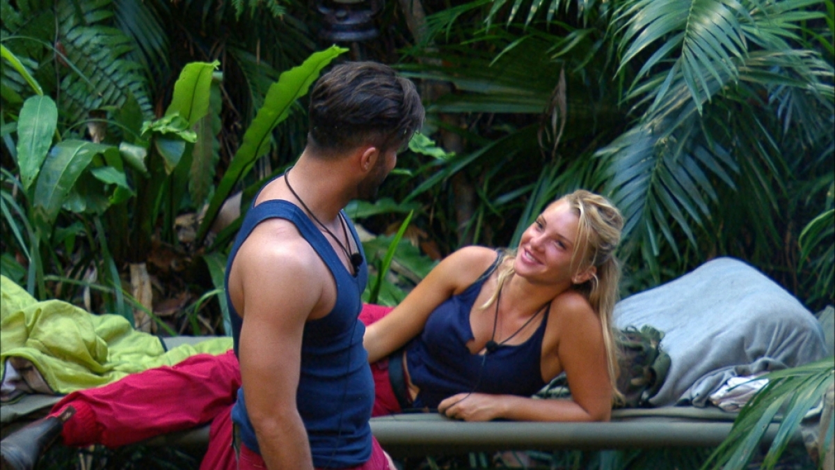 Evelyn Burdecki und Domenico de Cicco werfen sich auch nach ihrer Trennung noch verliebte Blicke zu. (Foto)