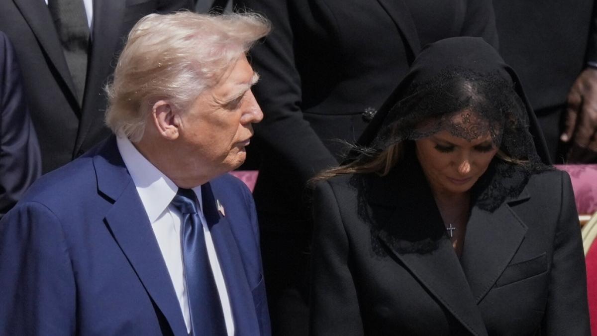 An der Seite ihres Mannes zeigte sich Melania Trump zur&uuml;ckhaltend in Schwarz bei der Papst-Beerdigung. Dennoch sorgte ihr Aussehen im Netz f&uuml;r fiese Spekulationen. (Foto)