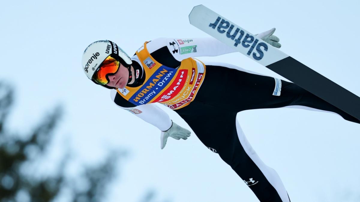 Gesamtf&uuml;hrender Domen Prevc (Slowenien) im Sprung. (Foto)