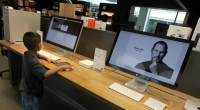 Überall auf der Welt gibt es spezielle Apple-Stores, in denen fast ausschließlich Apple-Prodkute verkauft werden. Wann auch immer ein neues faszinierendes Gerät auf den Markt kam, versammelten sich meist schon in der Nacht vor Verkaufsstart Apple-Fans vor