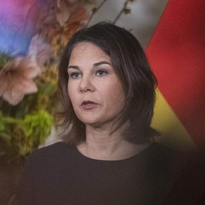 Schock für die Grünen! Außenministerin gewaltig abgestürzt