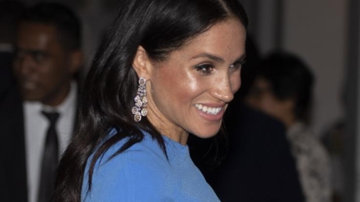 Herzogin Meghan ganz ohne erhoffte Tiara.