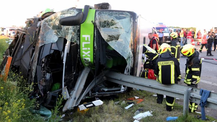 Bei einem Busunglück auf der A9 bei Leipzig kam eine Frau ums Leben.