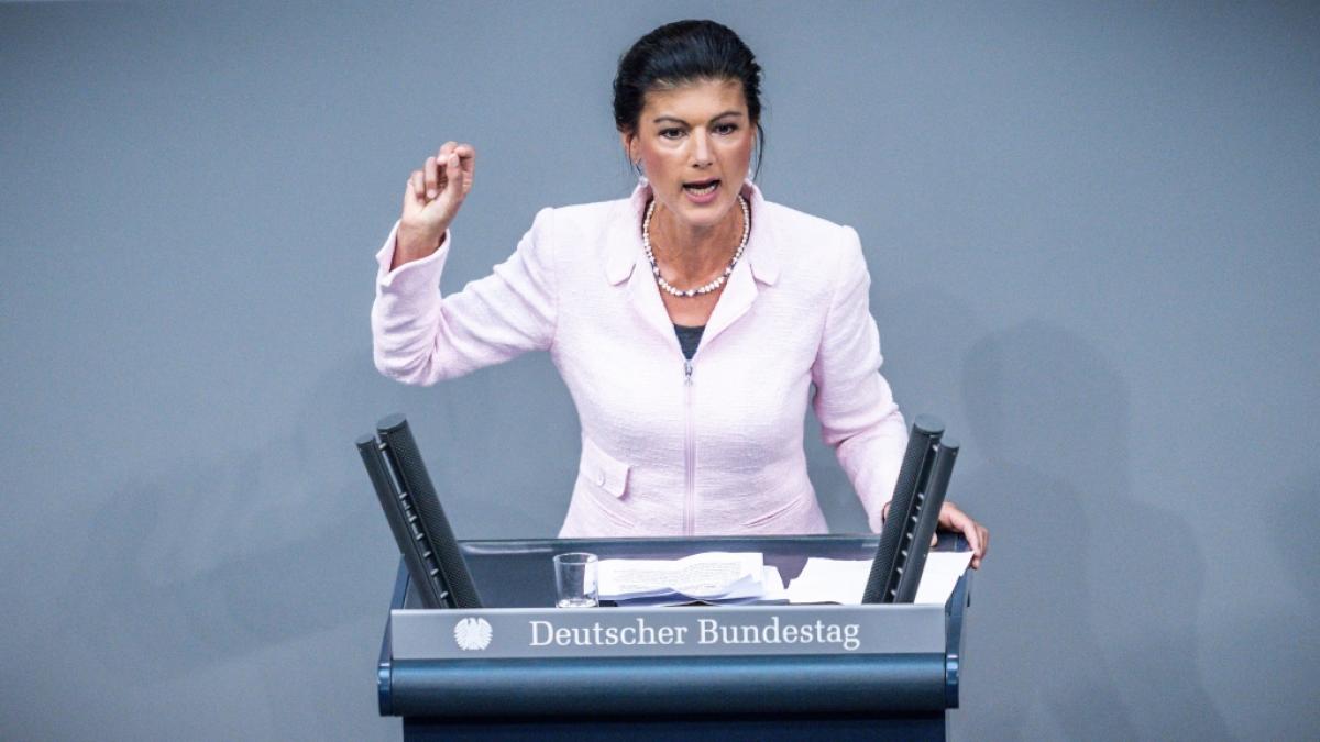 Nach ihrer umstrittenen Bundestagsrede sorgt Sahra Wagenknecht mit einem bizarren Detail in ihren YouTube-Videos f&uuml;r Aufruhr. (Foto)