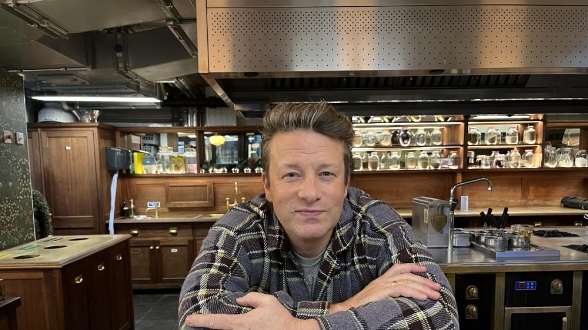 Jamie Oliver hat ein Kochbuch speziell f&uuml;r die Hei&szlig;luftfritteuse herausgebracht. (Foto)