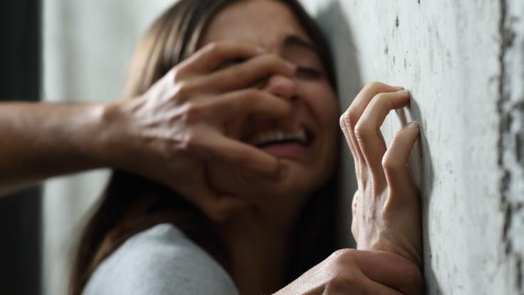 Eine 15-Jährige soll nach einer Karnevalsparty in Tuttlingen vergewaltigt worden sein (Symbolbild).