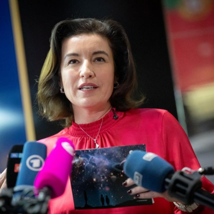 Forschungsministerin überrascht im Dirndl - Wirbel um neue Fotos