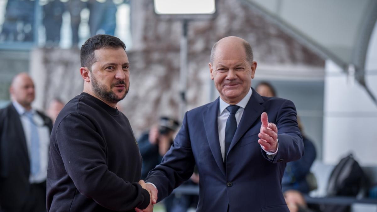 Bundeskanzler Olaf Scholz (r.) empf&auml;ngt Wolodymyr Selenskyj. Deutschland unterst&uuml;tzt den Ukraine-Pr&auml;sident im Krieg gegen Russland mit mehreren Milliarden Euro. (Foto)