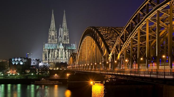Der Kölner Dom und die Hohenzollernbrücke bei Nacht. Aktuelle News aus und über Köln hier auf news.de.
