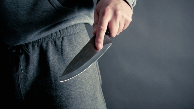 Ein Flüchtling hat eine Helferin mit einer Stichwaffe attackiert und tödlich verletzt.