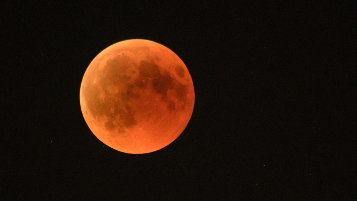 Der Vollmond im Oktober strahlt als Blutmond am Nachthimmel. (Foto)