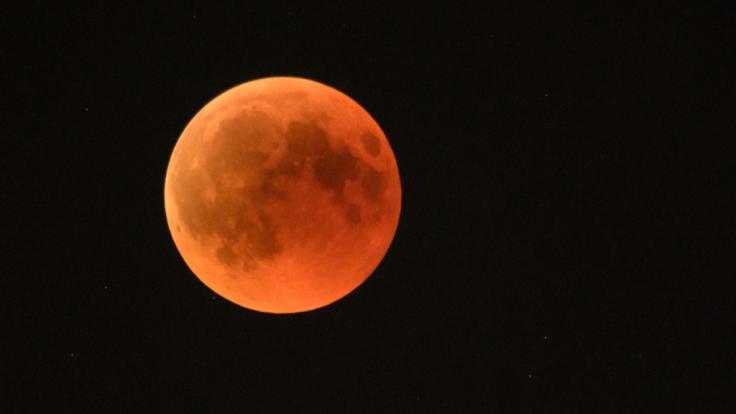 Der Vollmond im Oktober strahlt als Blutmond am Nachthimmel.