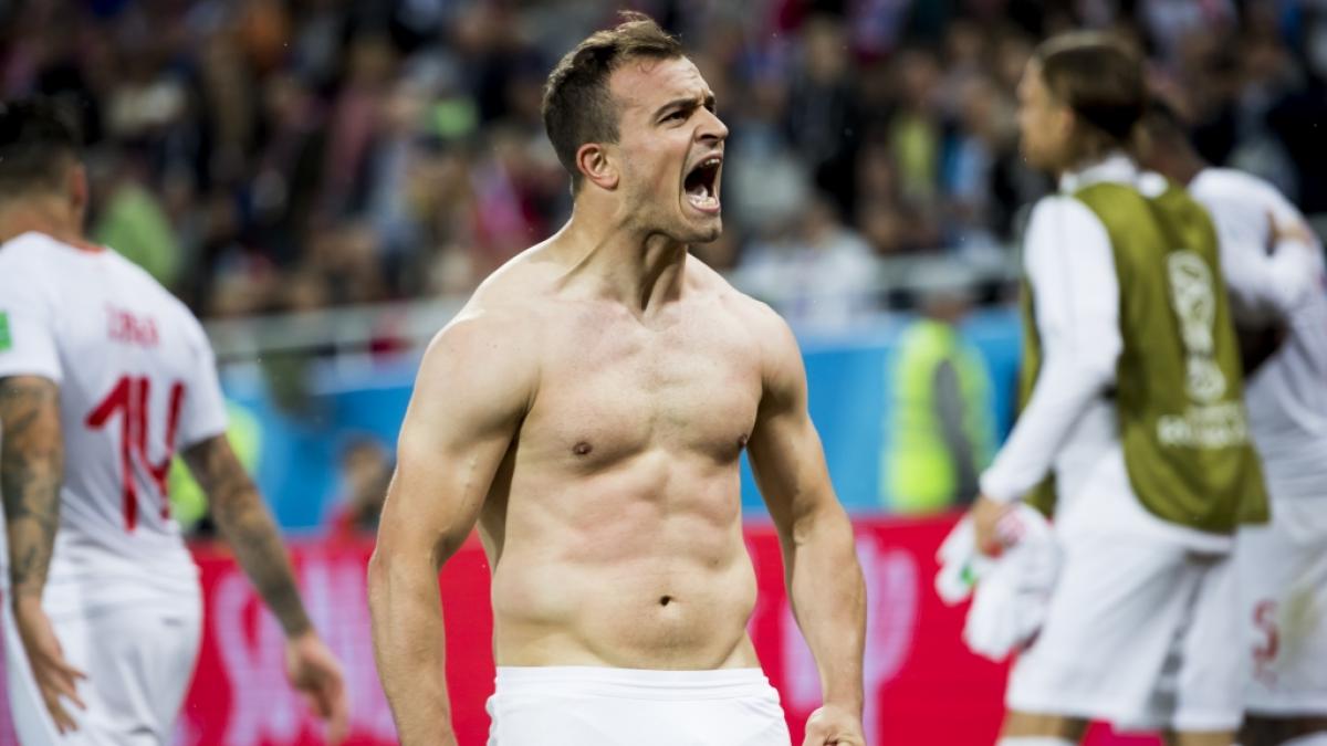 Der Schweizer Xherdan Shaqiri jubelt mit freiem Oberk&ouml;rper &uuml;ber sein Tor (Foto)