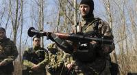 Ukrainische Soldaten studieren einen sowjetischen RPG-7-Panzerabwehrwerfer während einer Übung am Stadtrand von Charkiw.
