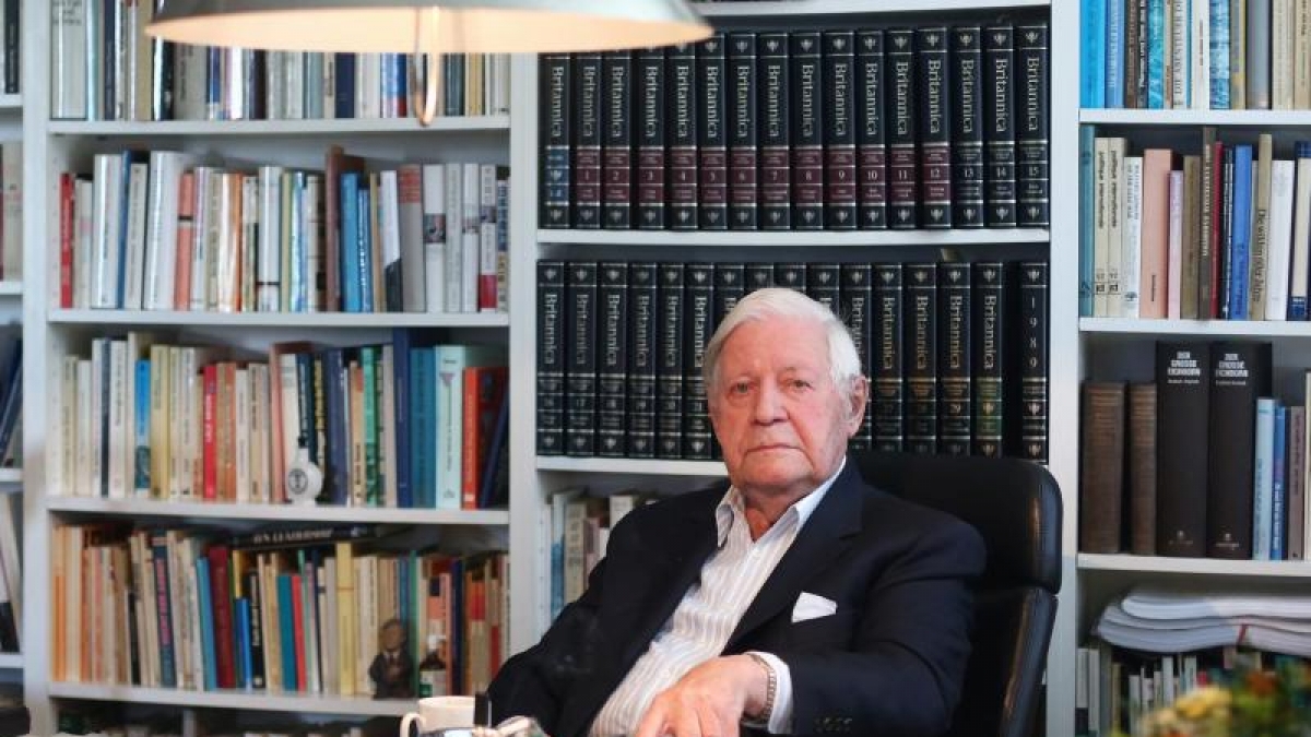 So kannten ihn die Deutschen: Alt-Bundeskanzler Helmut Schmidt vor ehrfurchtgebietenden Bücherwänden in seinem Büro in Hamburg. (Foto)