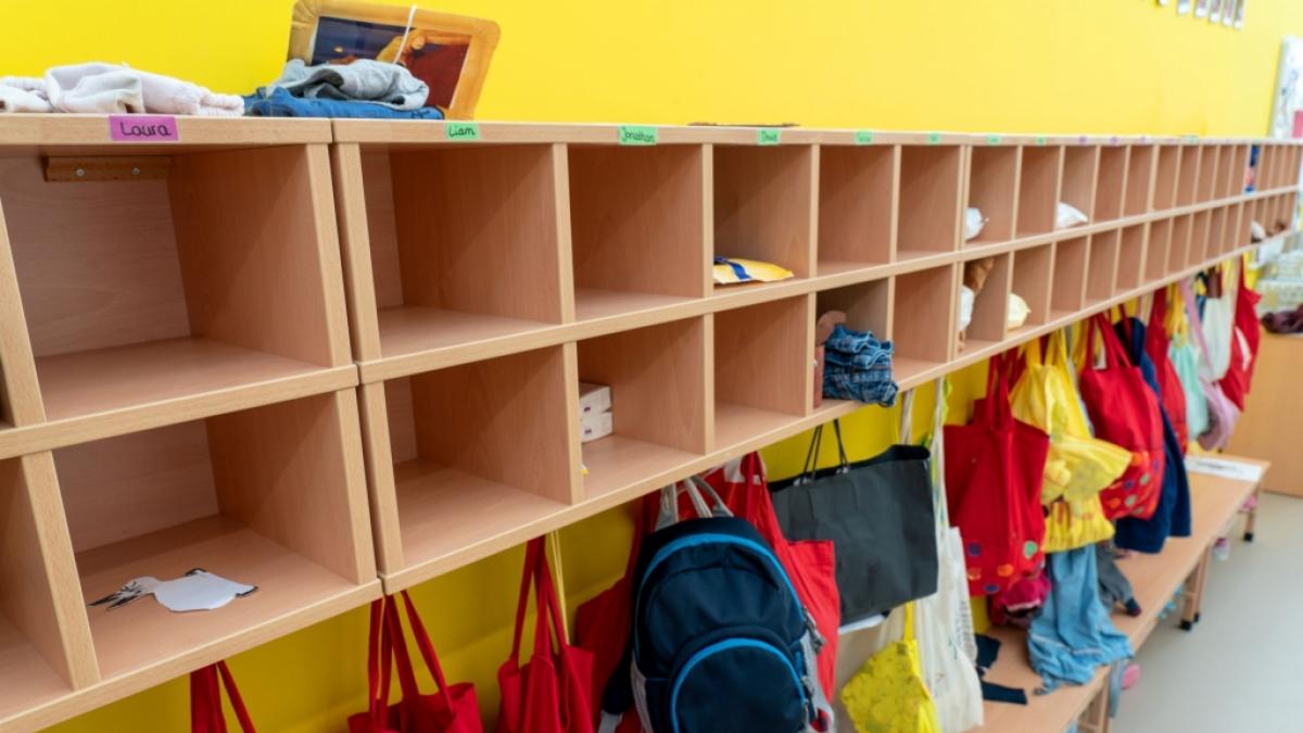 Eine Garderobe in einem Kindergarten (Symbolbild). (Foto)