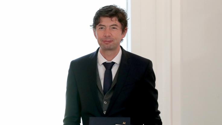 Fällt Weihnachten während der Corona-Pandemie ins Wasser? Christian Drosten hat Ideen, wie wir die Feiertage risikoärmer gestalten können.