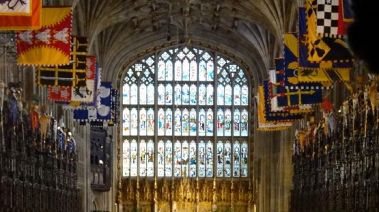 Windsor, 2018: Meghan Markle wird von Prinz Charles zum Altar in der St.-Georgs-Kapelle geführt.
