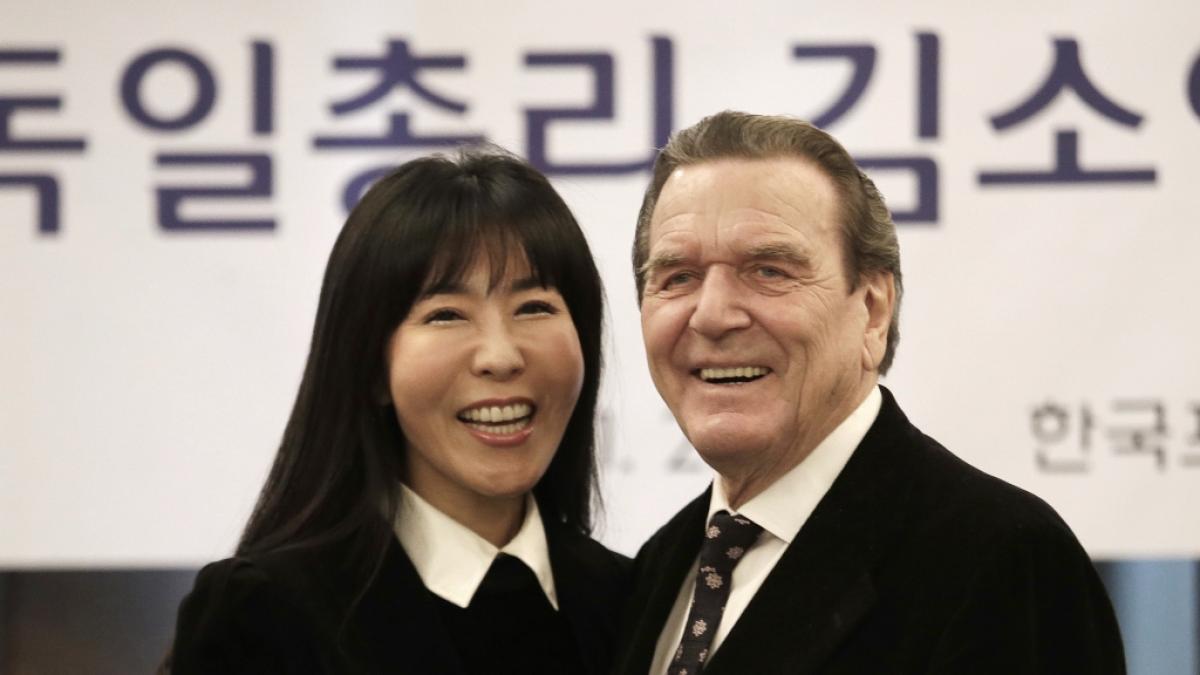 Gerhard Schr&ouml;der ist mit seiner Frau nach Moskau gereist, um Gespr&auml;che mit Wladimir Putin zu f&uuml;hren. (Foto)