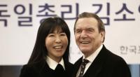 Gerhard Schröder ist mit seiner Frau nach Moskau gereist, um Gespräche mit Wladimir Putin zu führen.