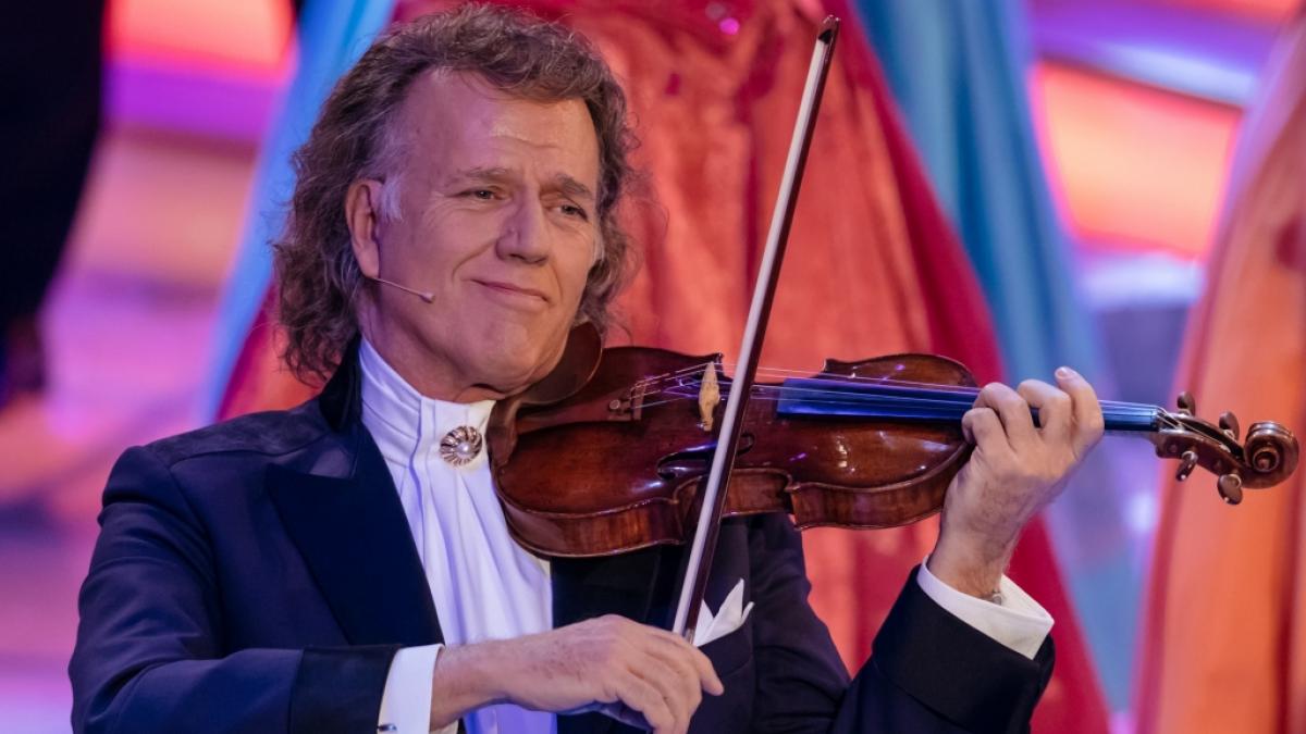 Violinist Andr&eacute; Rieu spielt auf einer B&uuml;hne. (Foto)