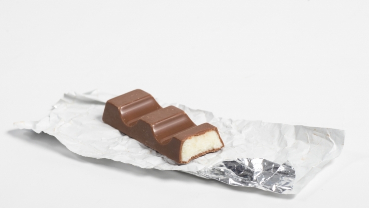 Der Verbraucherorganisation Foodwatch zufolge sind in Schokoriegeln von Ferrero krebsverdächtige Stoffe gefunden worden.