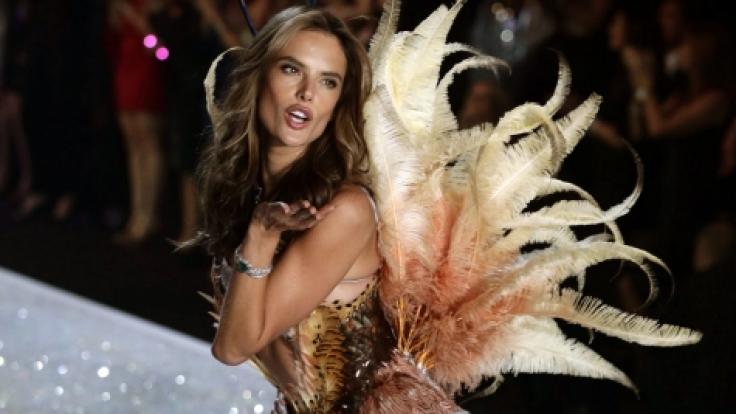 Auf ihrem neuesten Instagram-Foto hat Alessandra Ambrosio ihr Top weggelassen und posiert nur mit Höschen bekleidet auf dem Fahrrad.