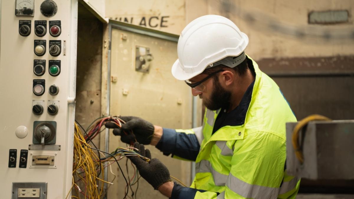 Die Wartung elektrischer Anlagen sichert die Stromversorgung der Haushalte. (Foto)