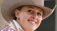Gina-Maria Schumacher verabschiedet sich von einem ihrer Pferde.