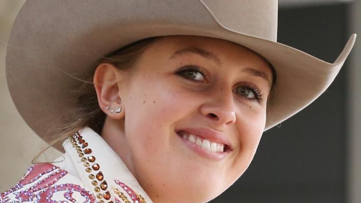 Gina-Maria Schumacher verabschiedet sich von einem ihrer Pferde.