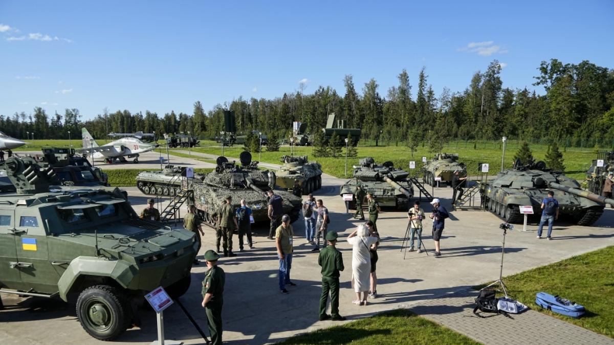 Journalisten besichtigen eine Ausstellung von Panzern und Sch&uuml;tzenpanzern der ukrainischen Streitkr&auml;fte, die w&auml;hrend der K&auml;mpfe in der Ukraine besch&auml;digt und erbeutet wurden, auf dem Internationalen Milit&auml;rforum im Park Patriot. (Foto)