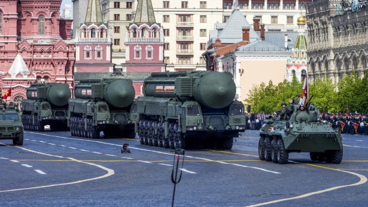 Mehrere russische "Jars"-Interkontinentalraketen rollen w&auml;hrend der Generalprobe der Milit&auml;rparade zum Tag des Sieges &uuml;ber den Roten Platz. (Foto)