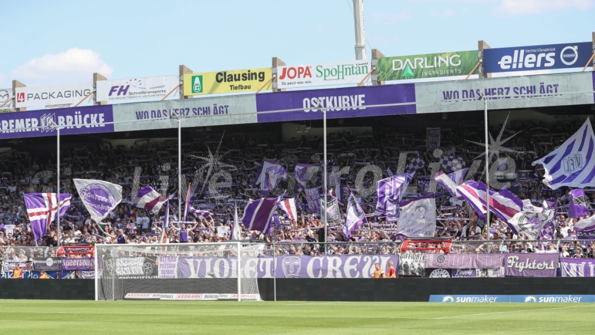 Banner und Schals zeigen dem VfL Osnabr&uuml;ck, dass ihre Fans hinter ihm stehen. (Symbolbild) (Foto)