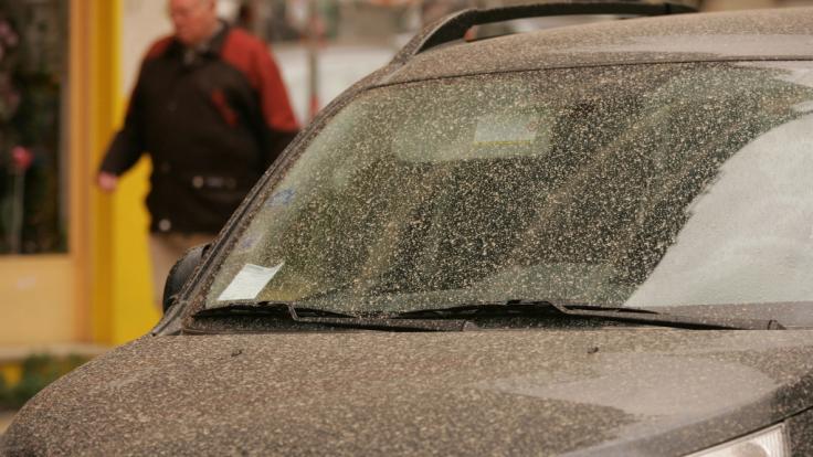 Wenn sich Niederschläge mit Sarahastaub mischen, sprechen Meteorologen von Blutregen - und Autofahrer haben den Schlamassel.