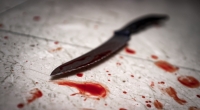 Der Senior soll das Messer mitten in die Brust seiner 78-jährigen Freundin gerammt haben.
