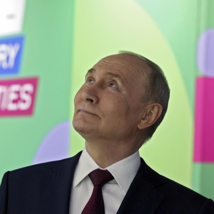 Zeigt sie auf diesem bizarren Selfie ihre Liebe zu Putin?