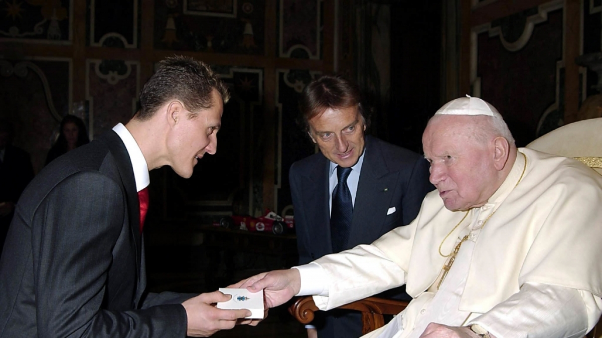 Papst Johannes Paul II. (r) empf&auml;ngt 2005 im Vatikan den deutschen Formel 1-Fahrer Michael Schumacher. (Foto)