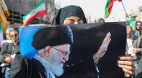 Eine Frau hält ein Foto des getöteten iranischen Obersten Führers Ajatollah Ali Chamenei.