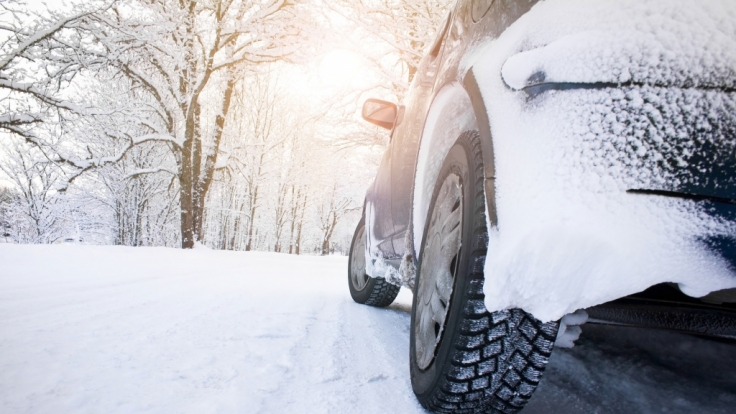 Autofahren bei Schnee und Kälte erfordert regelmäßige Pflege und Wartung des Autos.